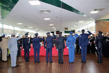 officiers étrangers effectuant un salut militaire
